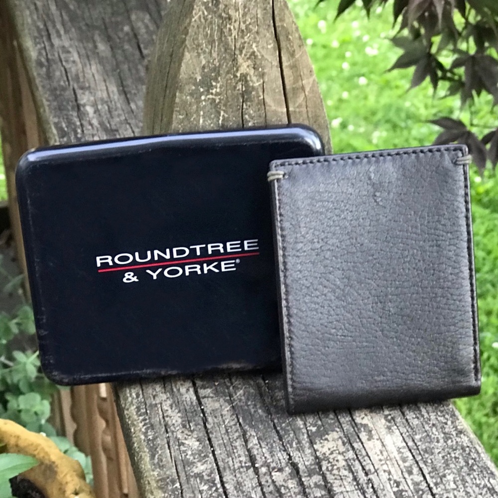NWOT ROUNDTREE & YORKE MENS LEATHER BIFOLD WALLET